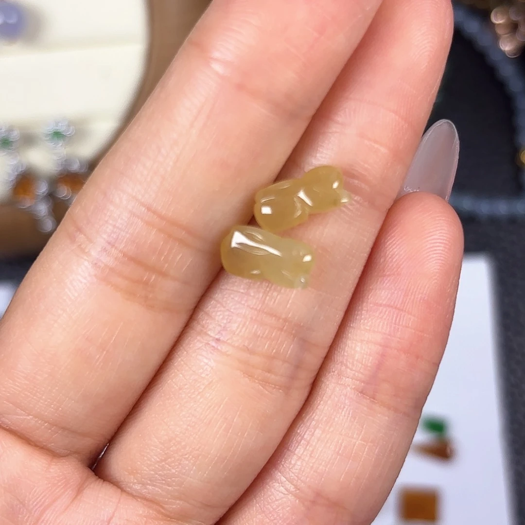 翡翠未镶嵌颈饰小兔子