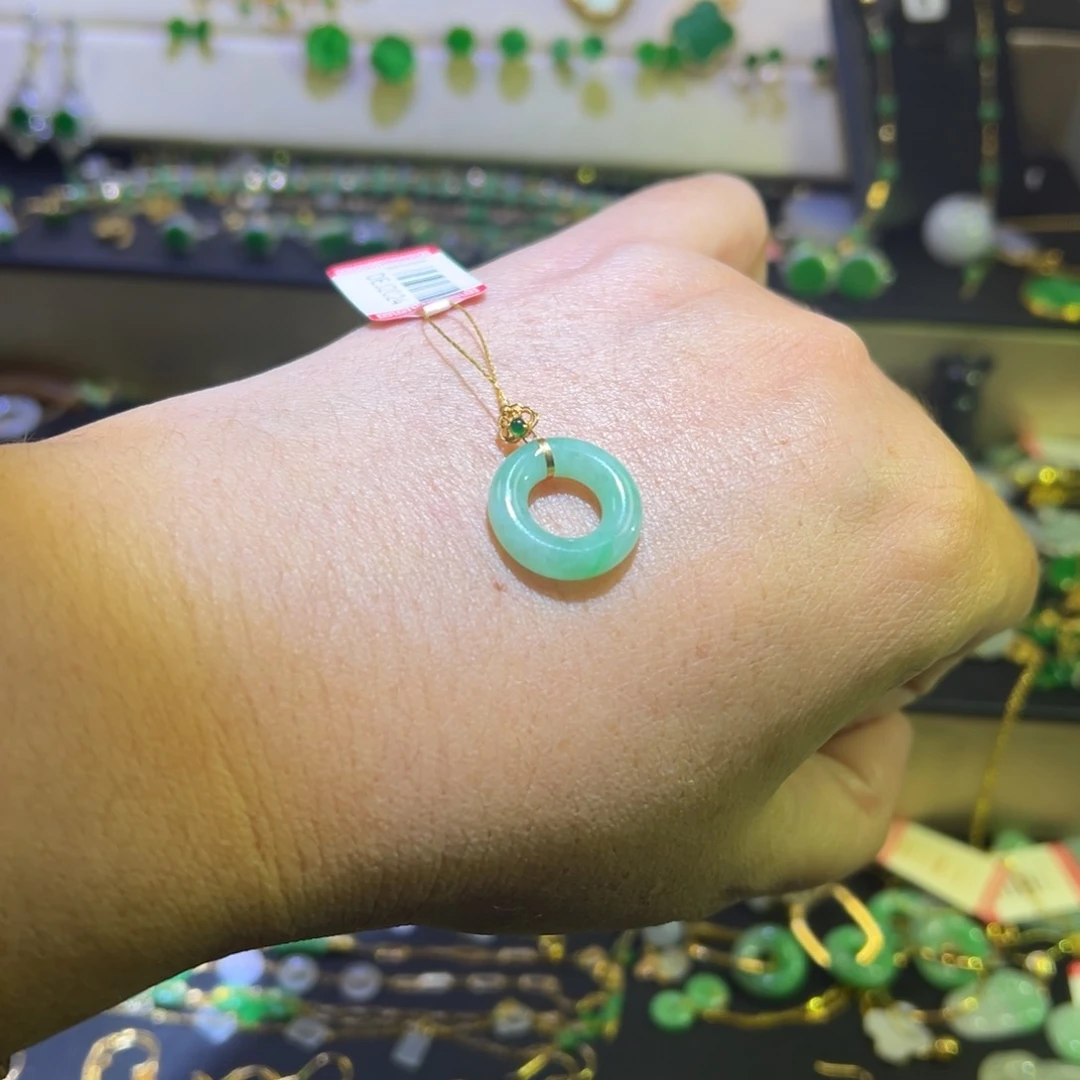 颈饰18K金镶嵌翡翠吊坠