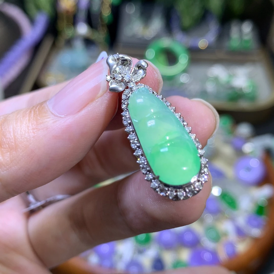 颈饰18K金镶嵌翡翠