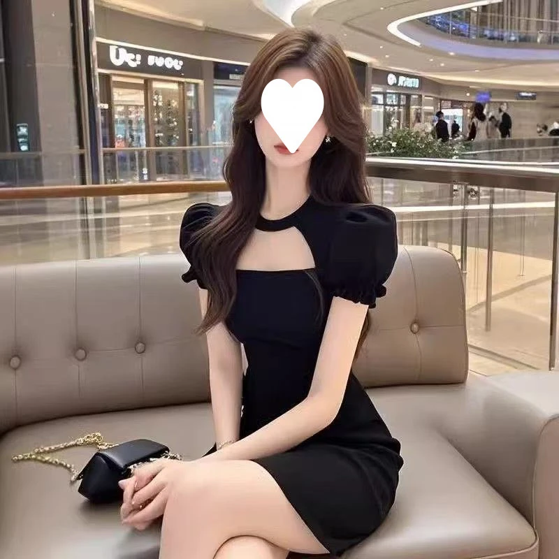 法式赫本风小众复古性感设计感方领收腰开叉泡泡袖小黑裙女夏季气