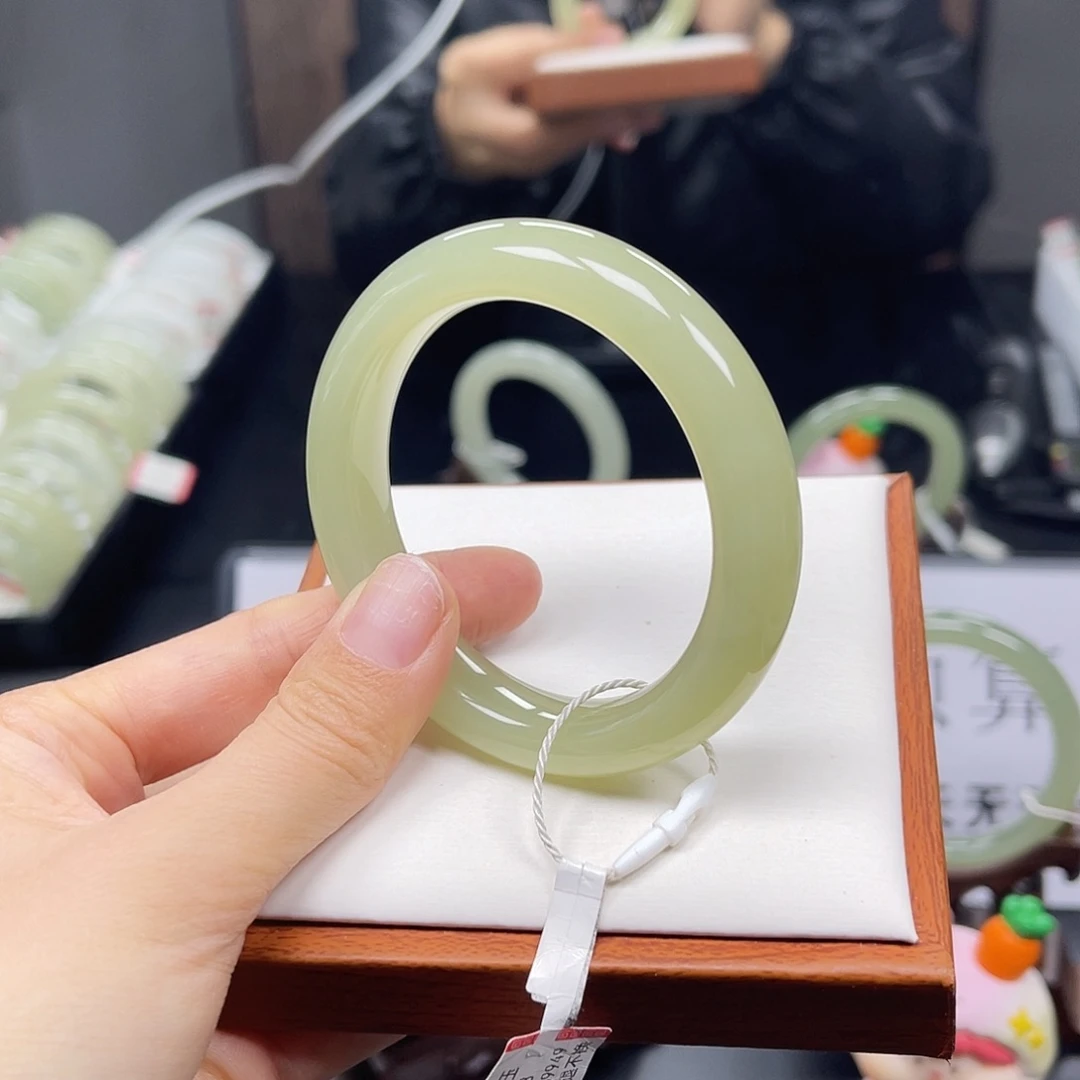 和田玉未镶嵌手镯