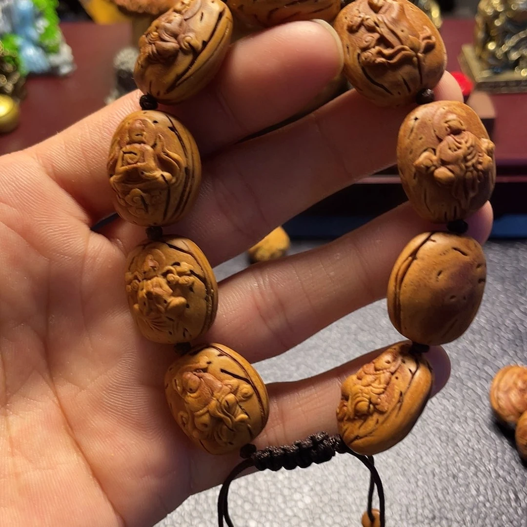 大桃核雕刻瑕疵无相佛