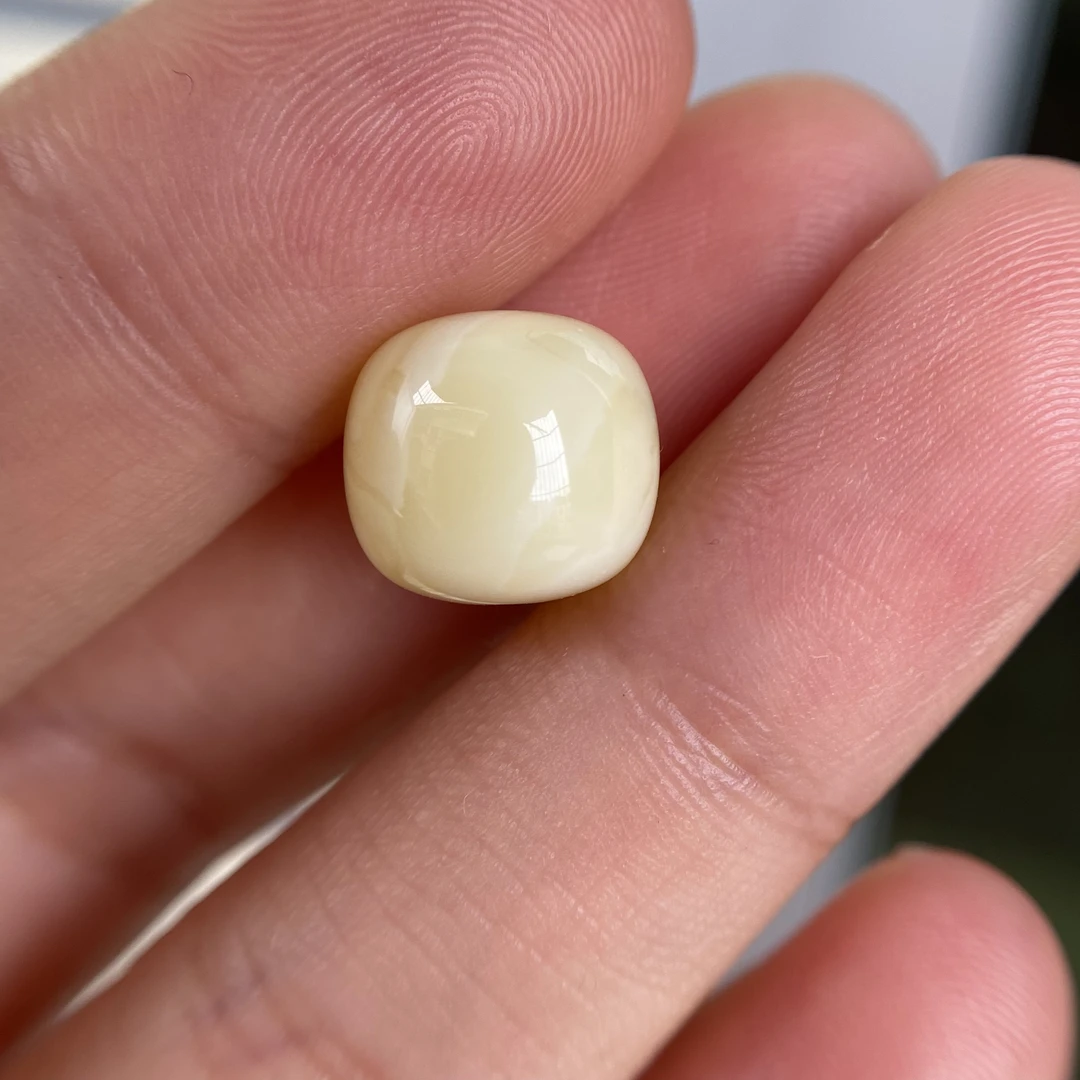 蜜蜡奶白黄老型配饰11.3×10.3mm,飘花无优化保天然
