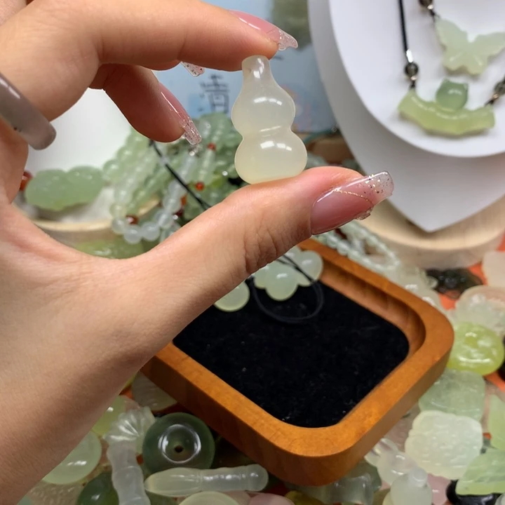 蛇纹石玉合金颈饰