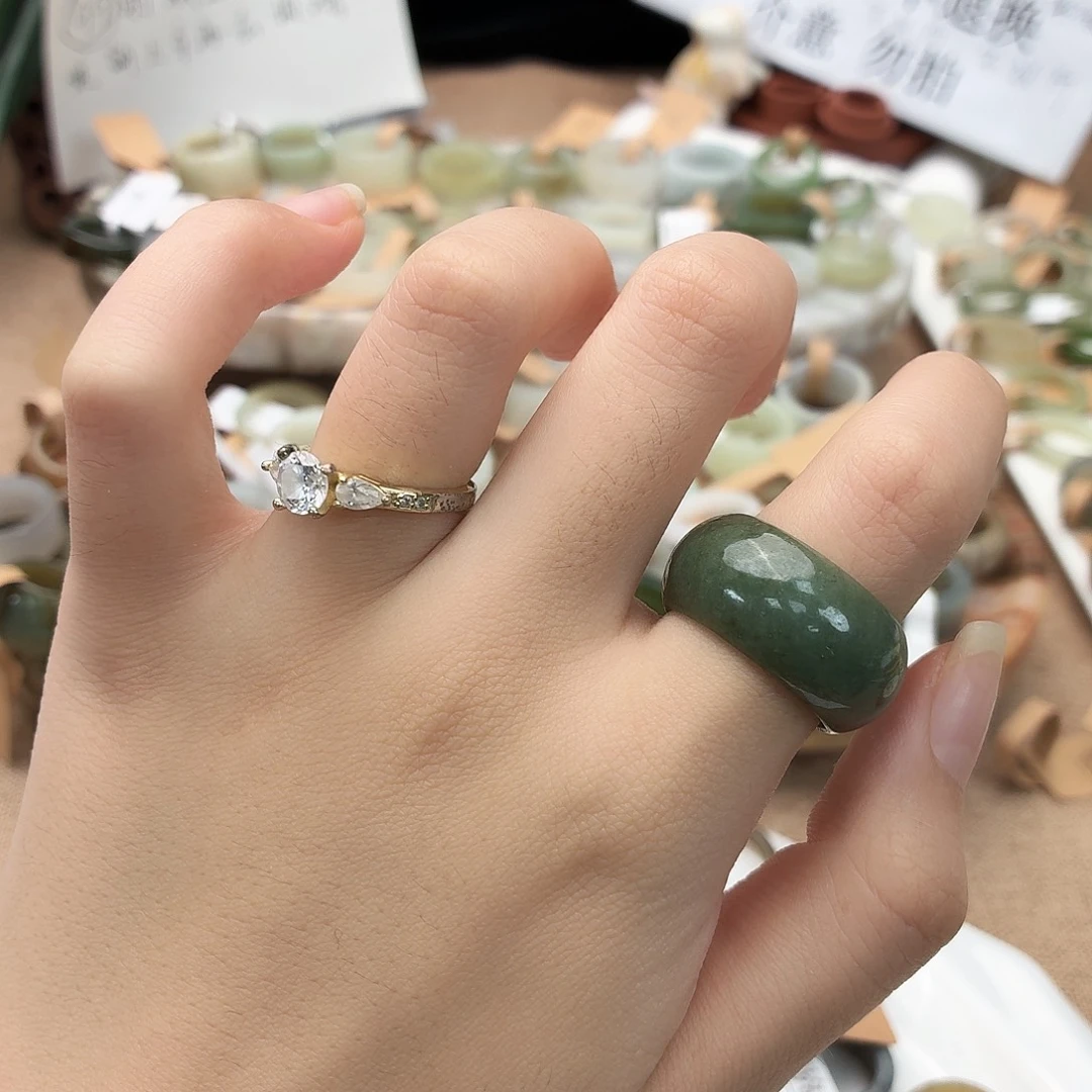 和田玉（糖玉）戒指未镶嵌x68翠绿轮胎19.0不退换