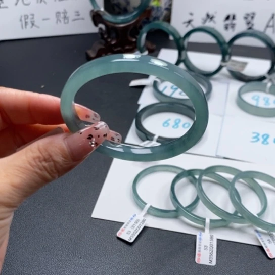 翡翠手镯未镶嵌?*麻52贵妃