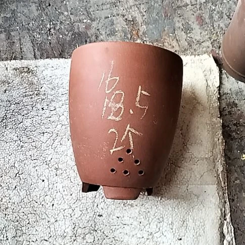 红泥三角两个花盆