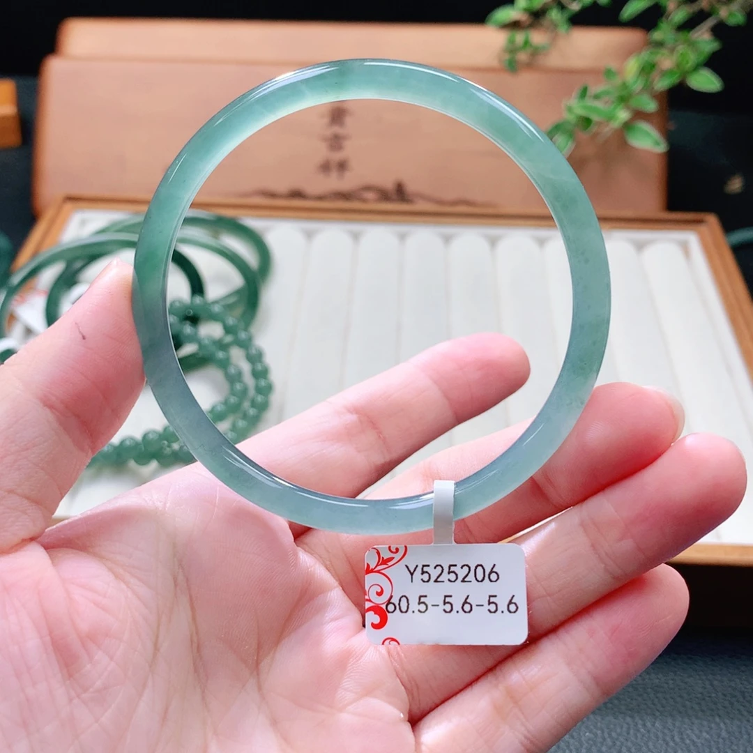 翡翠未镶嵌手镯（圆镯）