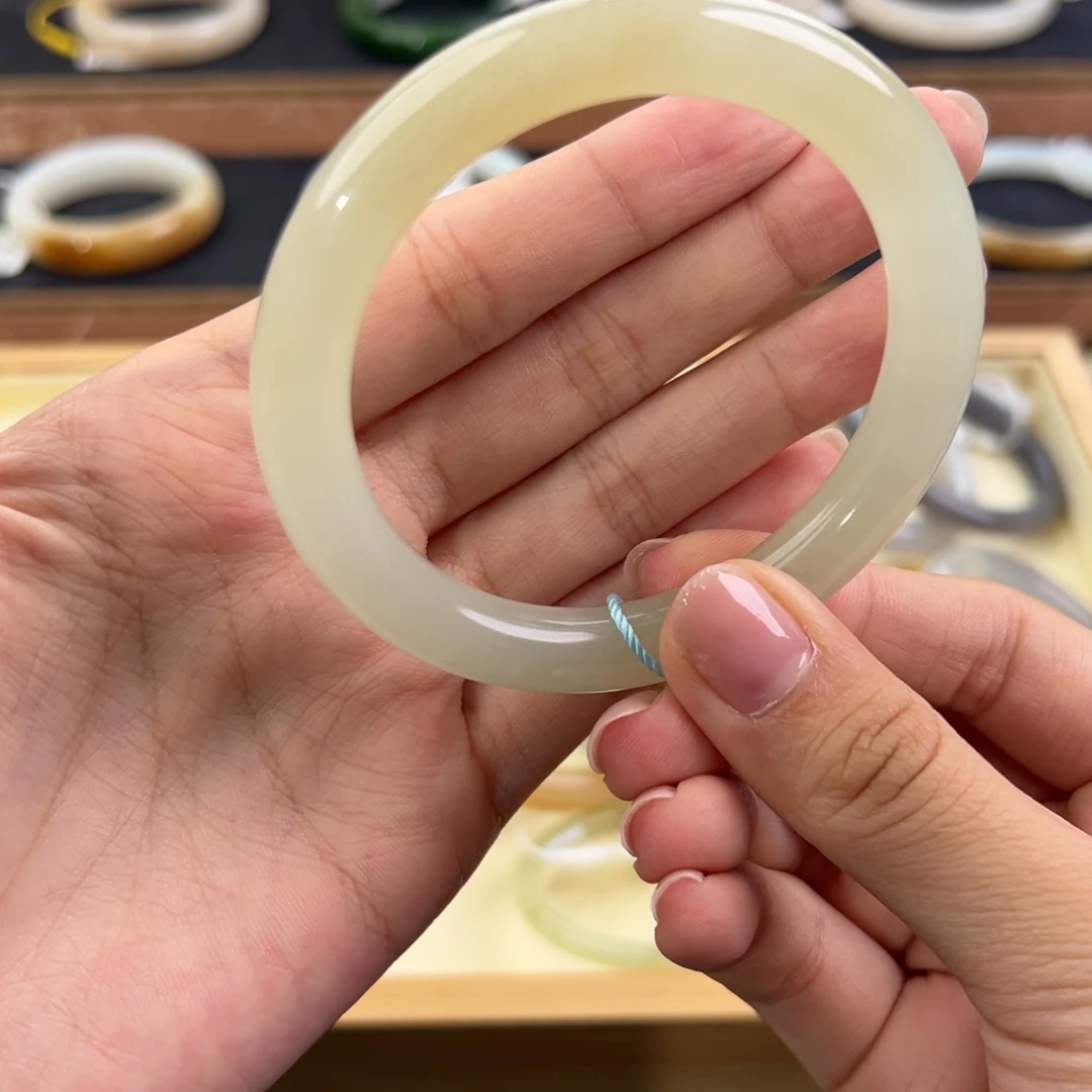 和田玉未镶嵌手镯