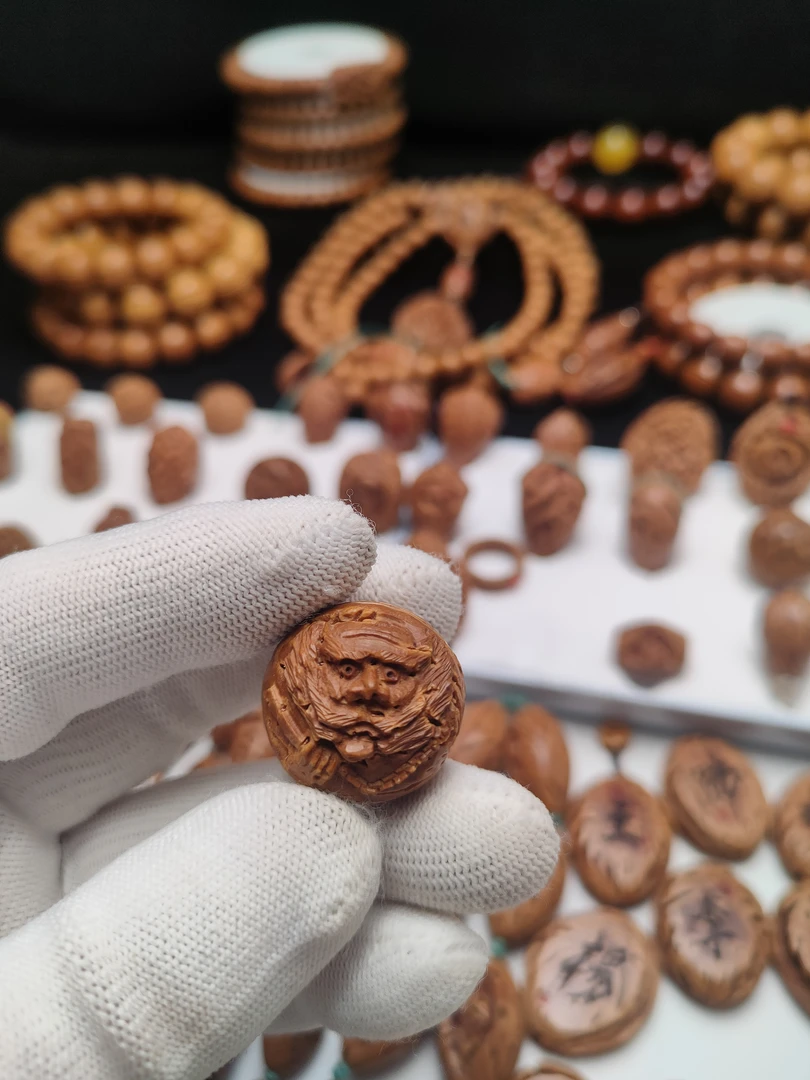 手工桃核钟馗雕刻