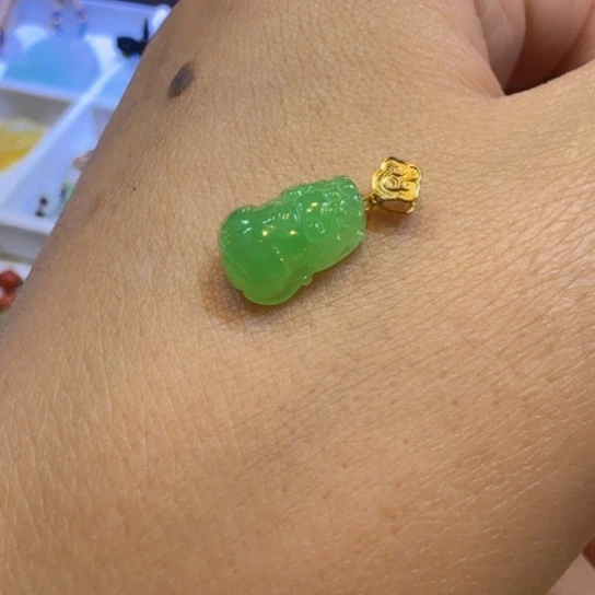 颈饰18K金镶嵌翡翠