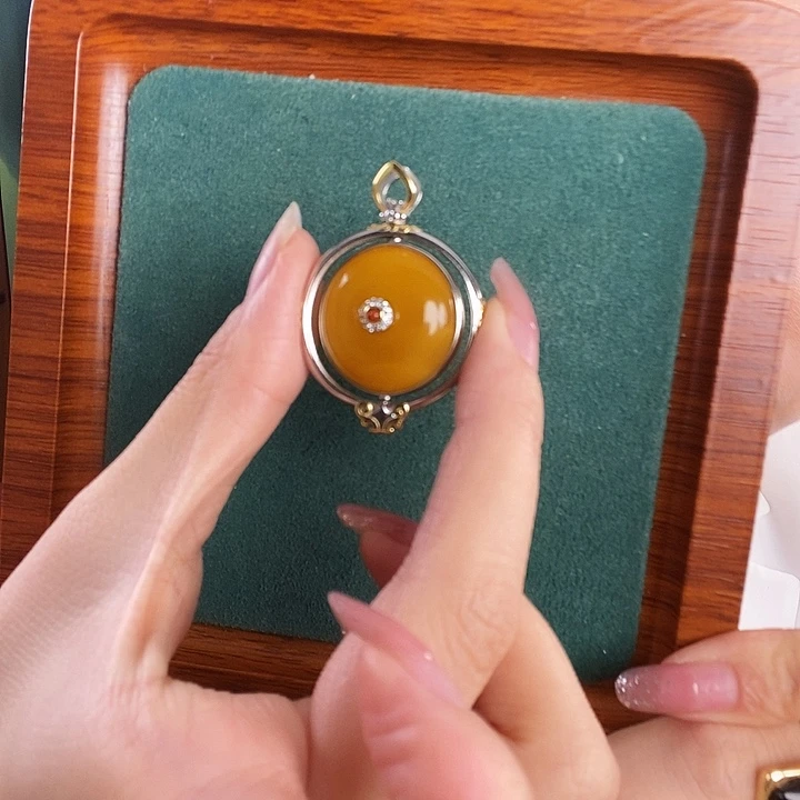 蜜蜡颈饰银S925镶嵌吊坠