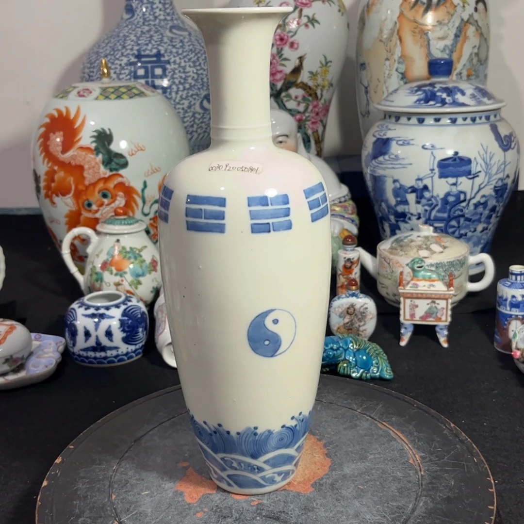 摆件青花八卦纹赏瓶