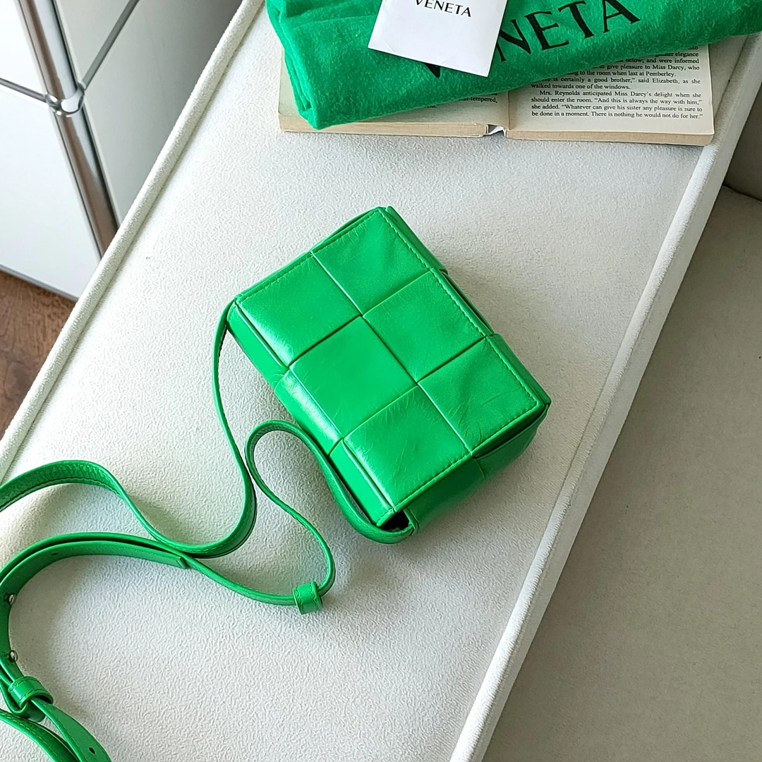 95新 BOTTEGA VENETA/葆蝶家 鹦鹉绿牛皮casstte6格斜挎包/47004