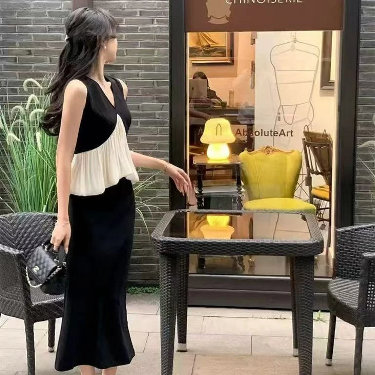西西 【好温柔】黑白撞色荷叶边拼接显瘦遮肉上衣+半身裙