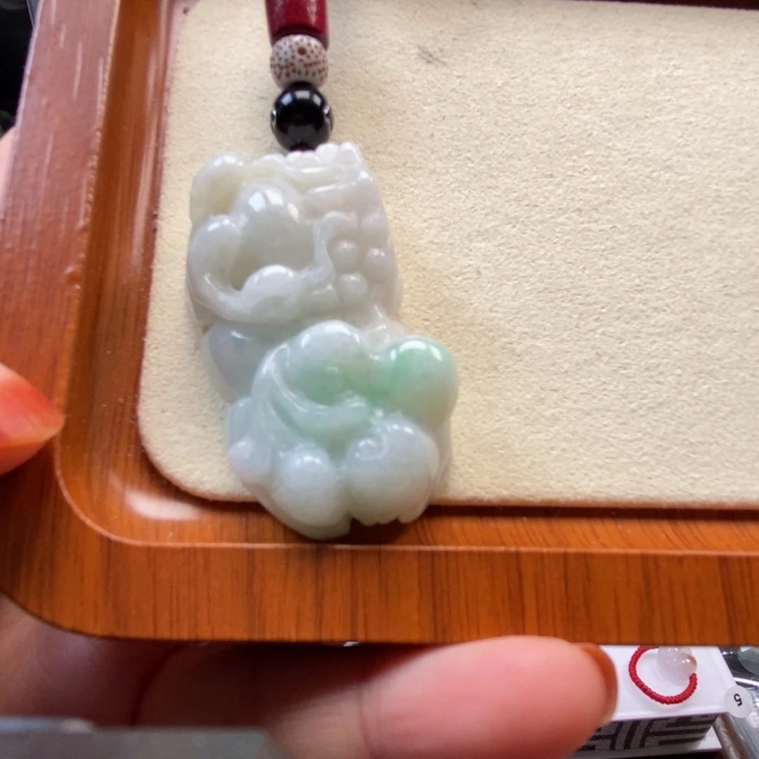 翡翠未镶嵌颈饰霸王貔貅