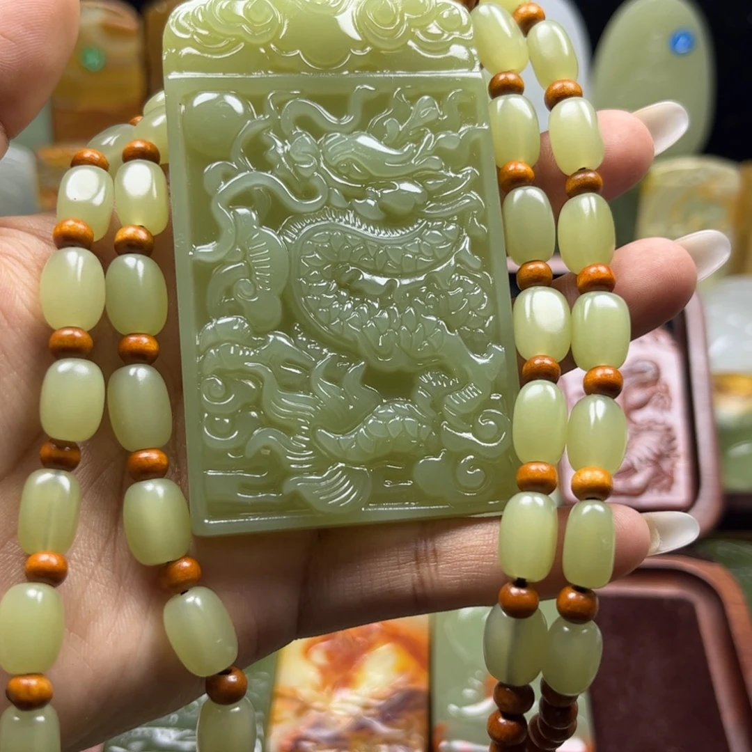 顺***神天然玉石龙牌吊坠