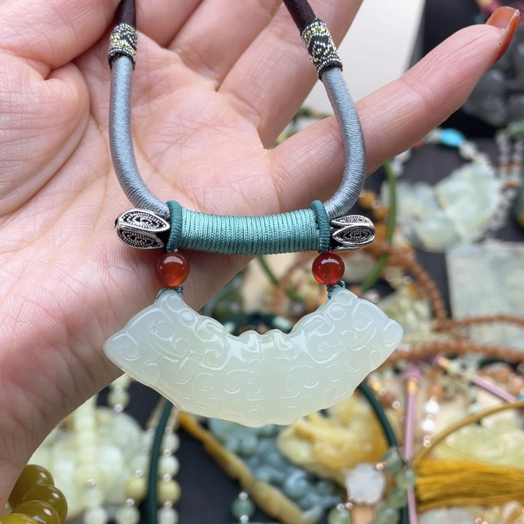 蛇纹石玉颈饰未镶嵌