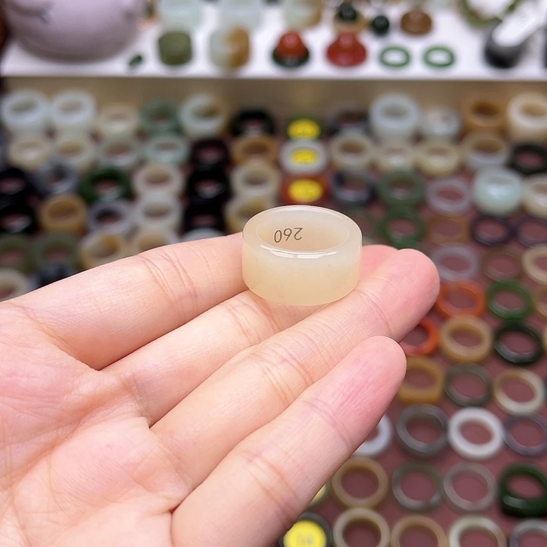 酱****和田玉未镶嵌戒指金糖