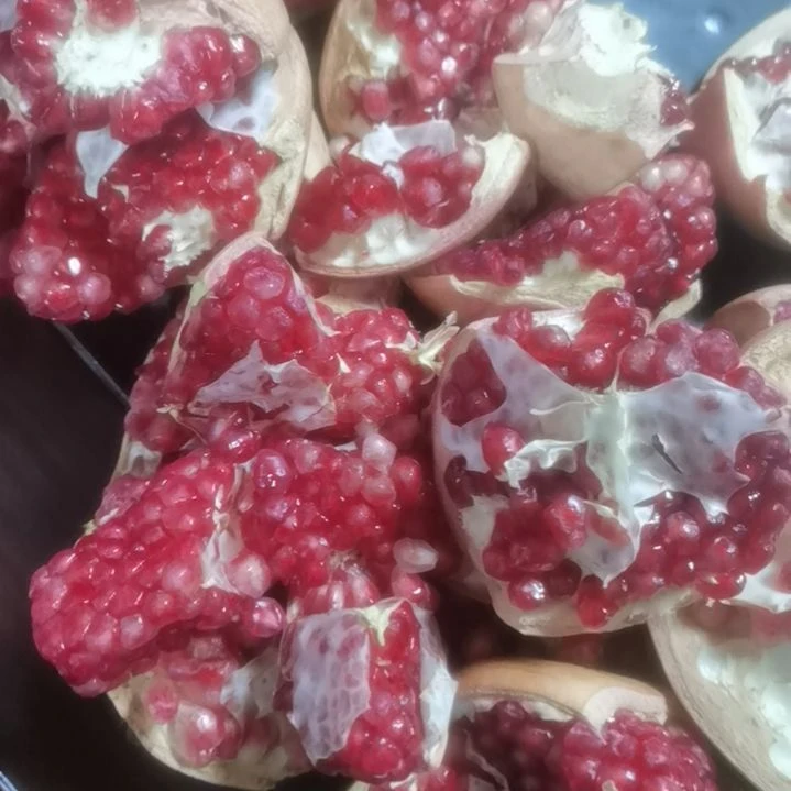 硬籽石榴每箱12枚，净果8.5斤。果子单重7两左右。