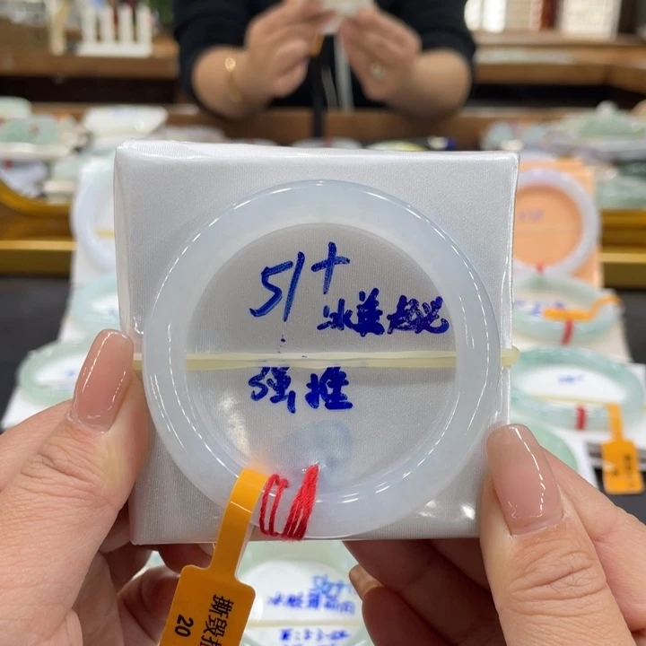 翡翠手镯未镶嵌翡翠