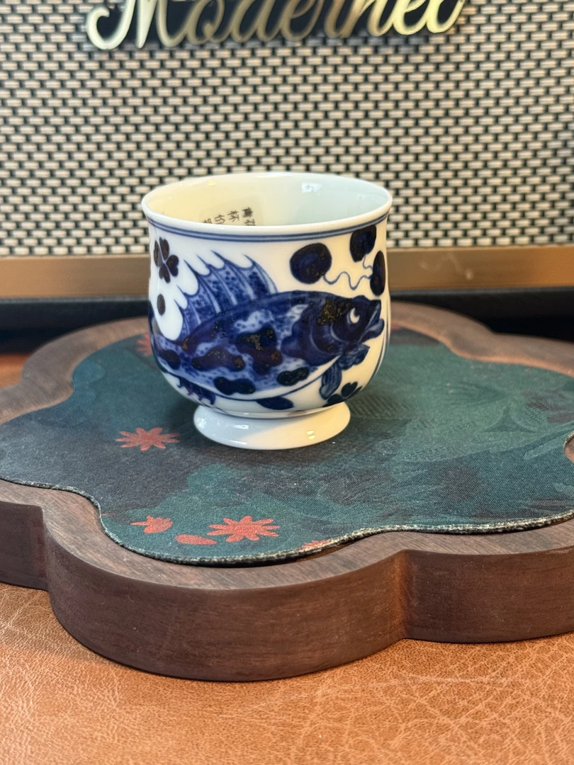 A149景德镇手绘青花鱼藻纹凯恩杯 50ml