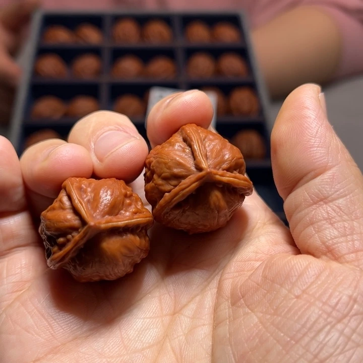 文玩核桃把件红枣三棱8610