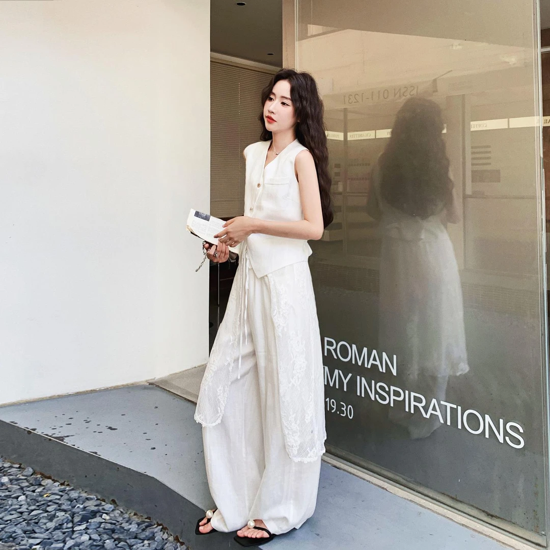 白色又酷又飒的穿搭套装女2025新款夏日蕾丝罩衫马甲阔腿裤三件套