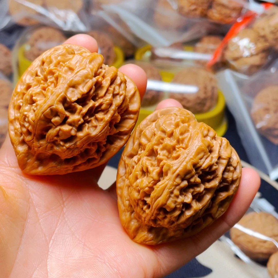 吊坠文玩核桃核尊一对