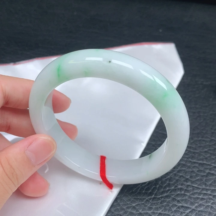 翡翠手镯未镶嵌。