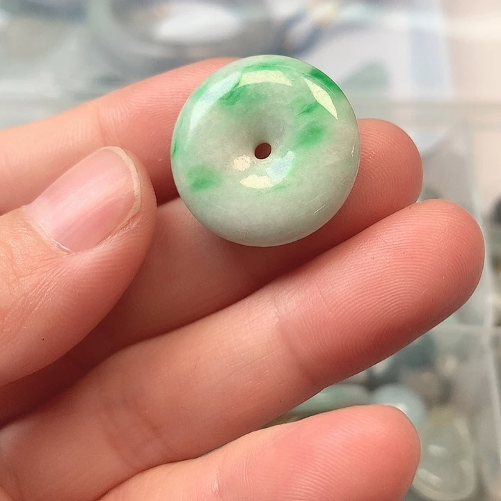 快***生翡翠未镶嵌挂件是