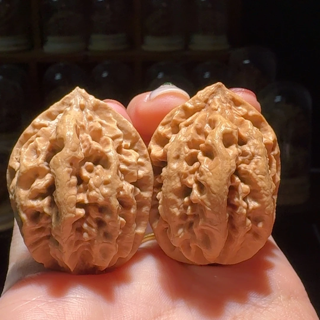 文玩核桃吊坠绣球