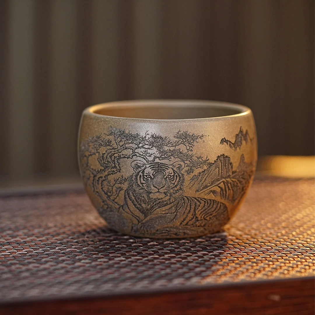 宜兴紫砂茶具 原矿蟹壳青刻绘藏龙卧虎主人杯品茗杯