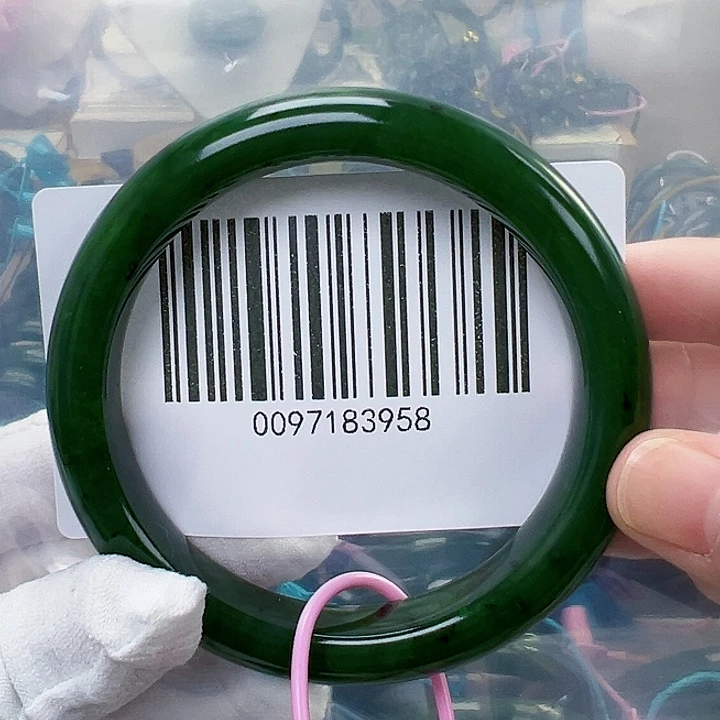 余***好未镶嵌手镯和田玉微瑕6061