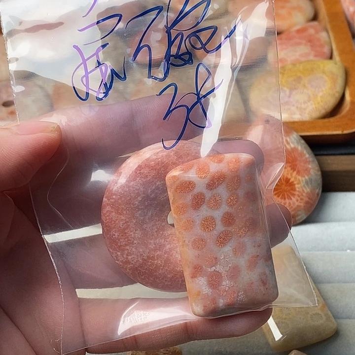 宝***碗硅化珊瑚未镶嵌颈饰