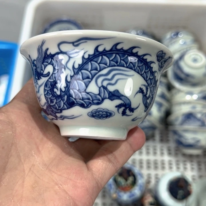 瓷片白青花铠甲龙压手杯全品