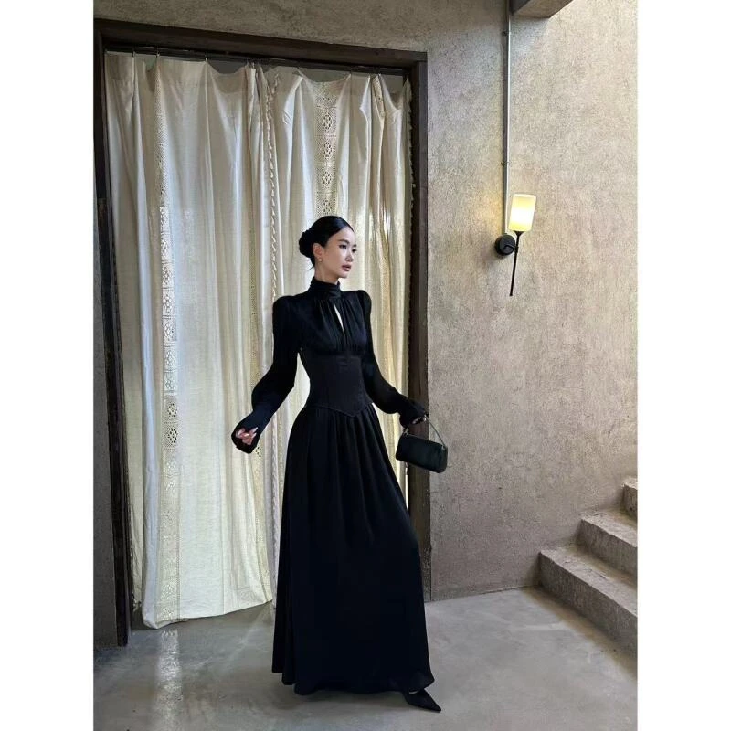 VENUIE【赫拉伯爵】秋冬立领喇叭袖收腰褶皱纯色长款连衣裙 24595