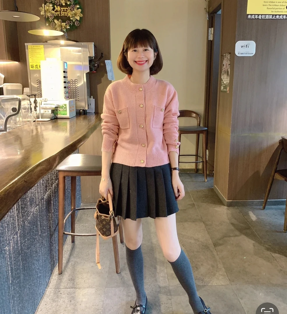 小朵家 好品质白桃粉茶花扣小香开衫毛衣