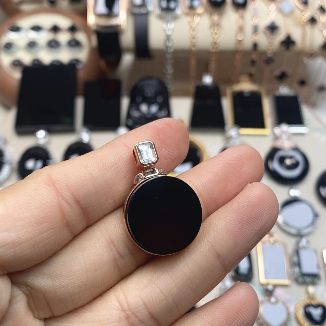 W***2翡翠18K金镶嵌颈饰