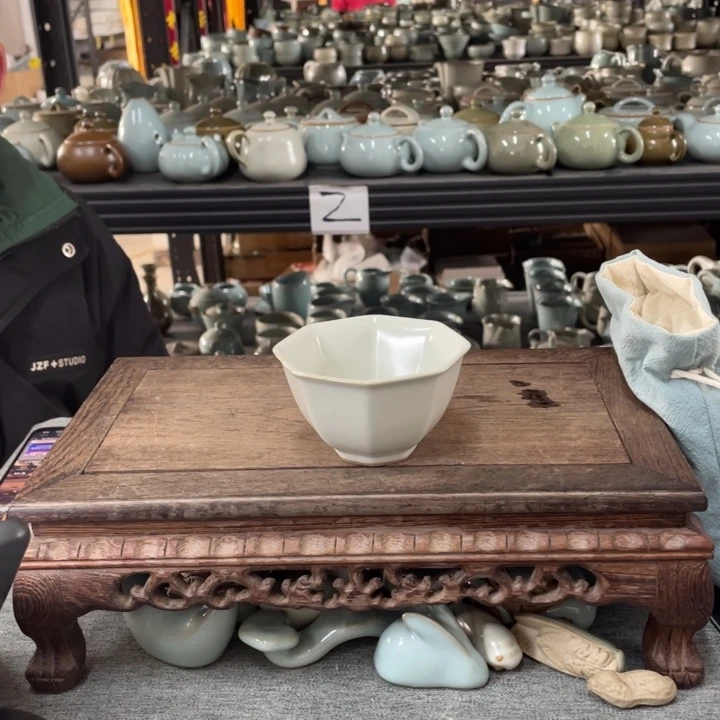 摆件月白釉八方杯