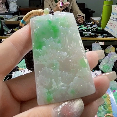 翡翠未镶嵌颈饰一个