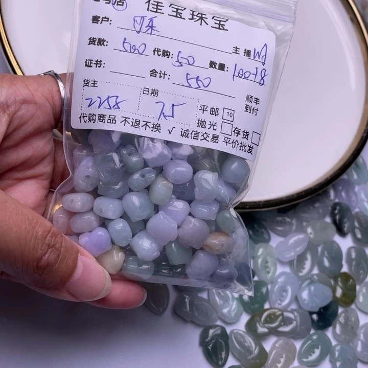 可***精翡翠未镶嵌颈饰猪猪