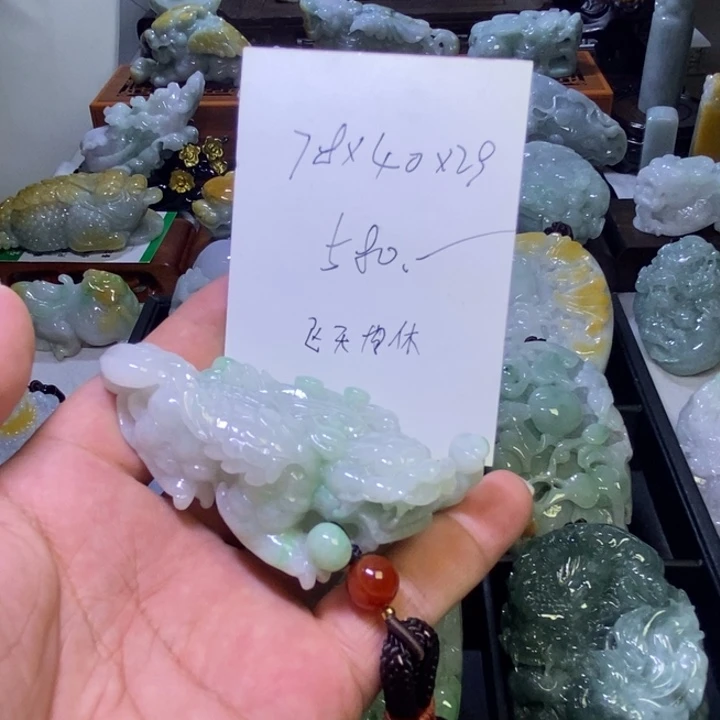 翡翠未镶嵌颈饰飞天貔貅手把件