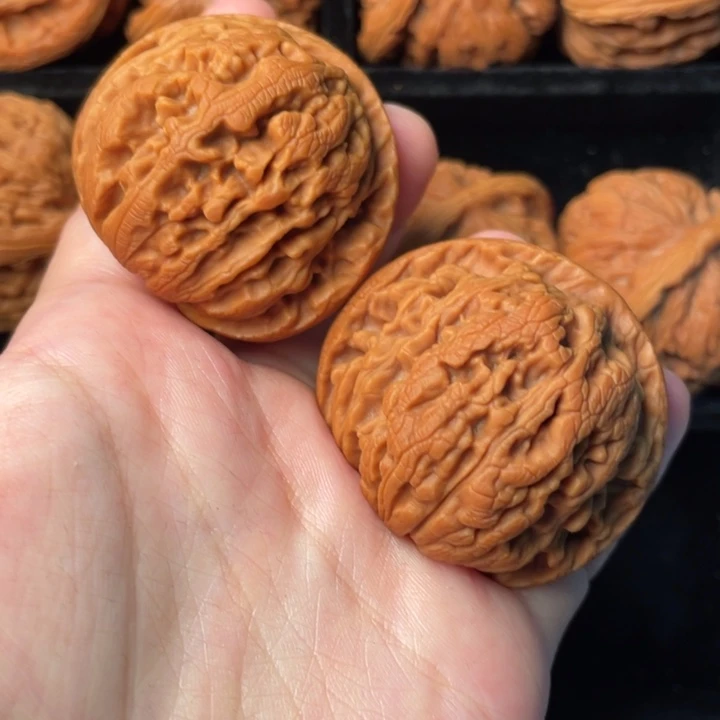 文玩核桃把件秦岭野生文玩核桃