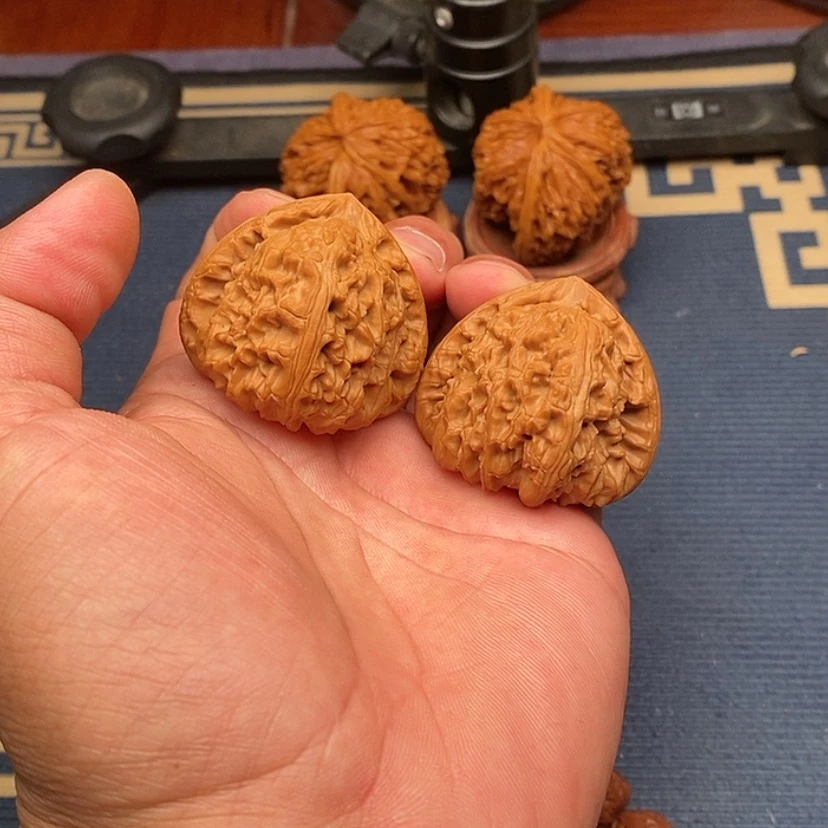 【闪购商品】文玩核桃把件精品43三角白狮子