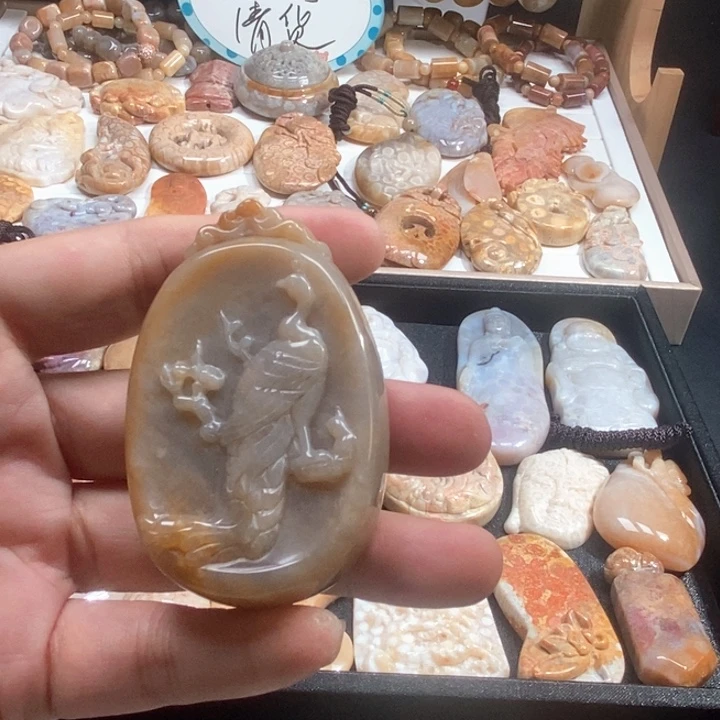 浮****硅化珊瑚（珊瑚玉）未镶嵌颈饰