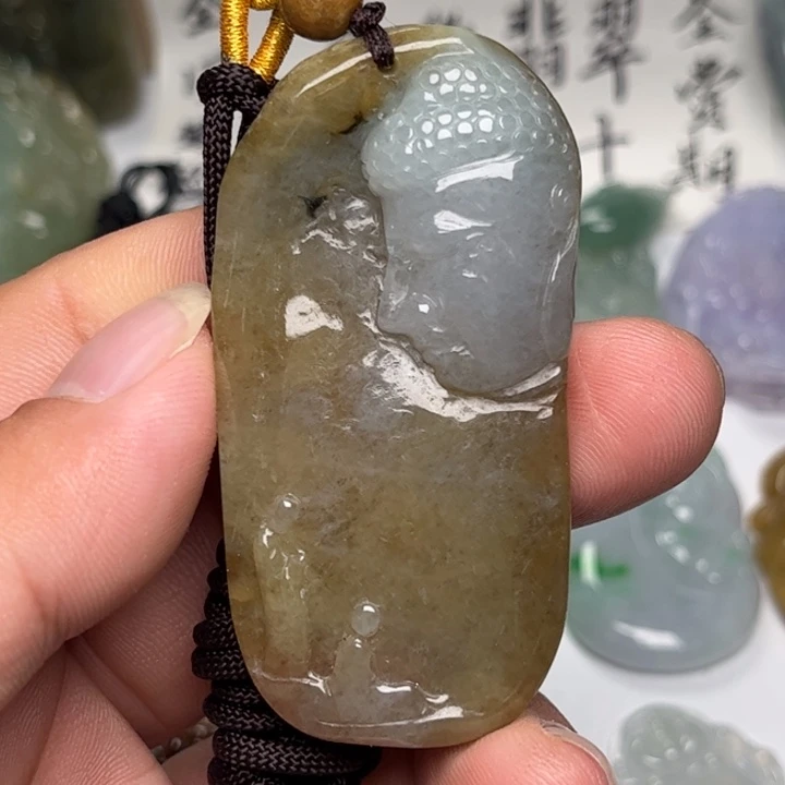翡翠未镶嵌颈饰佛观天下