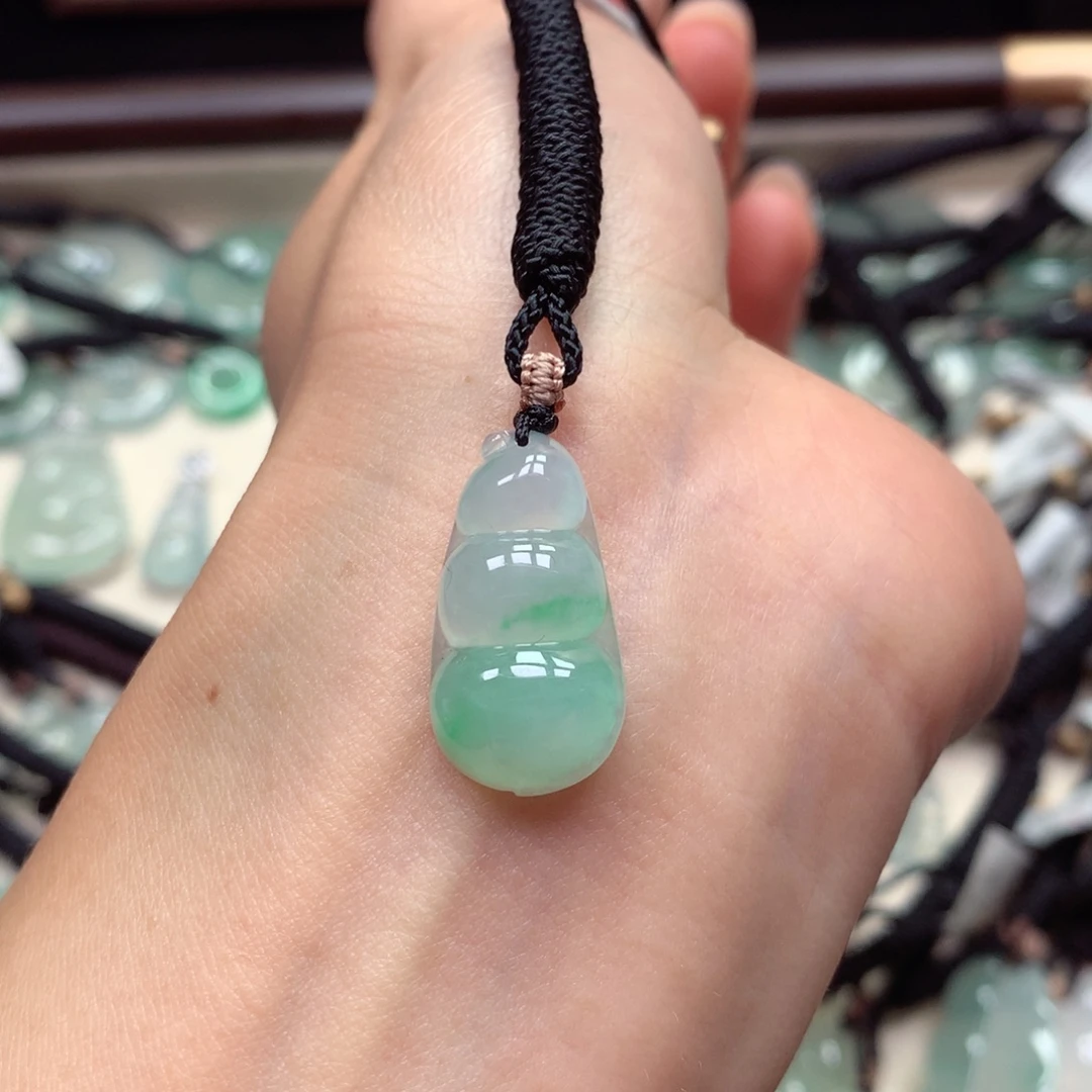 翡翠未镶嵌颈饰福豆