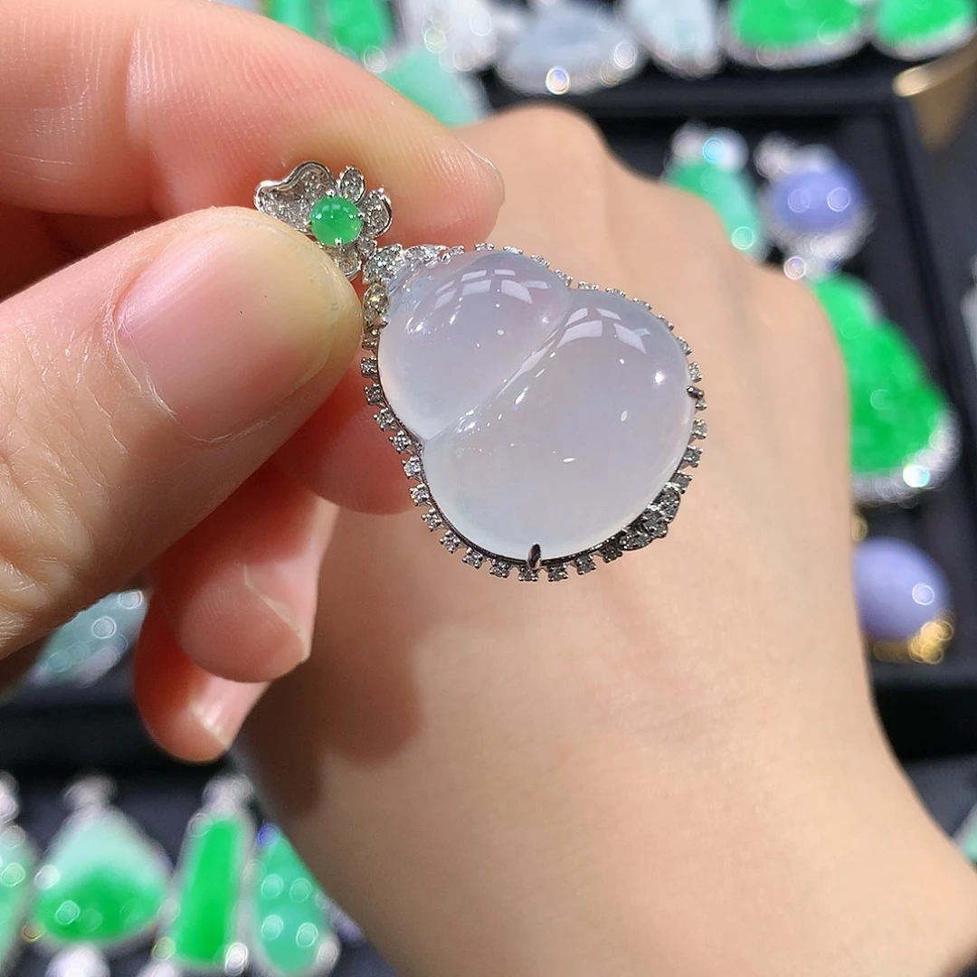 翡翠18K金镶嵌颈饰葫芦