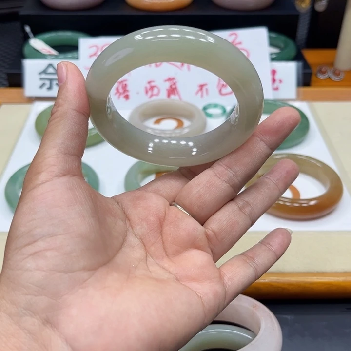 未镶嵌手镯石英质玉醒*